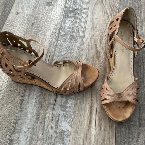 Adrienne Vittadini Tan Wedges - Picture 1 of 3